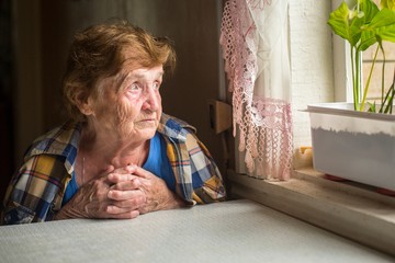 Koronavírus: az idősek tájékoztatására, óvására kéri a kormány a lakosságot