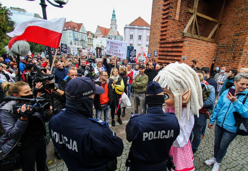 Uważają, że pandemii nie ma i protestują. Szokujące obrazki z Polski