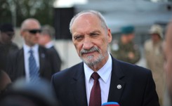 Macierewicz ujawnia szczegóły negocjacji w sprawie amerykańskich rakiet. 'Cena o połowę niższa'
