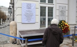 Smoleńskie tablice znikną z Krakowskiego Przedmieścia. Konserwator zabytków podpisze taką decyzję