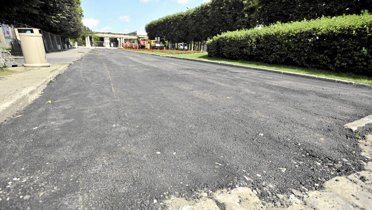 W Olkuszu na ulicy Podgrabie drogowcy wylali asfalt wprost na piasek i ziemię, zamiast na przygotowaną wcześniej podbudowę drogi. Efekt jest szokujący - asfalt można zwiajać...