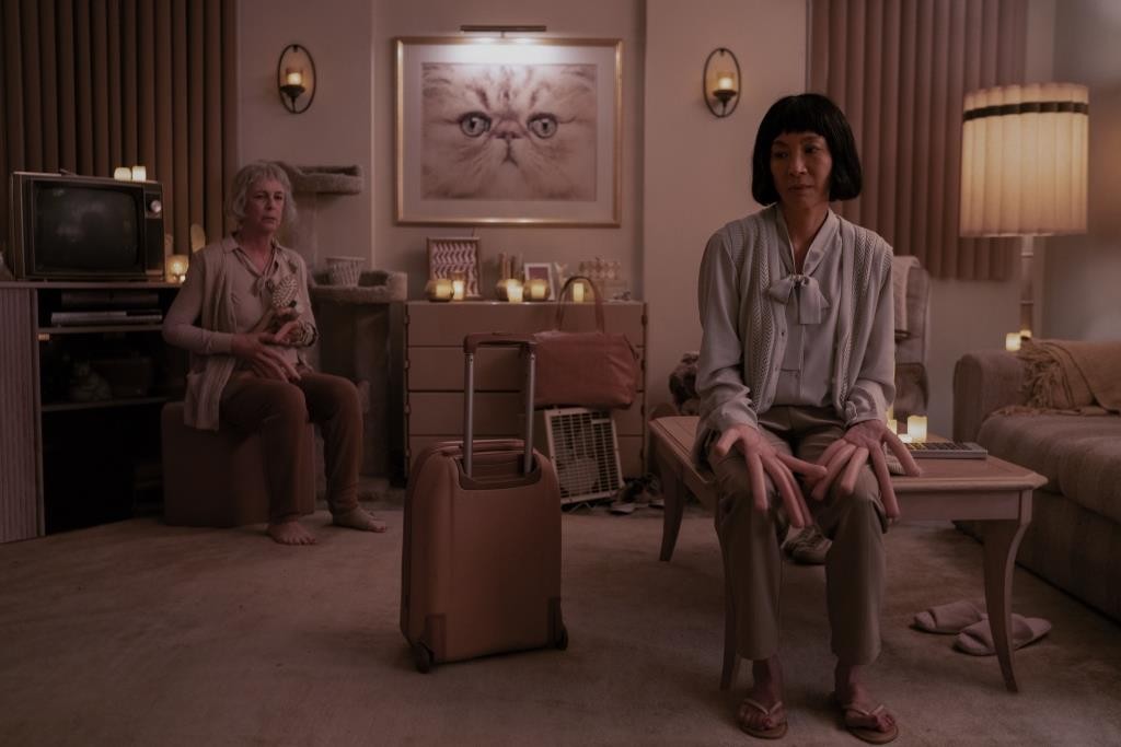 Hlavnú hrdinku stvárnila Michelle Yeoh (vpravo), uvidíte v ňom aj Jamie Lee Curtis.
