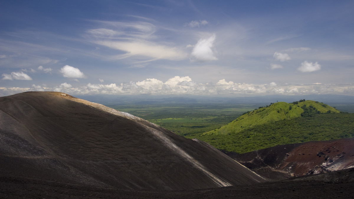 Patrząc w dół Cerro Negro, nietrudno sobie wyobrazić, że jakiś śmiałek mógł pobić tu rekord świata w prędkości na rowerze, sunąc po żużlowym stożku tego wulkanu. 600-metrowy spadek pod kątem 41 stopni sprawia, że żołądek podchodzi mi do gardła. Podobno turyści zjeżdżają tędy dla zabawy.