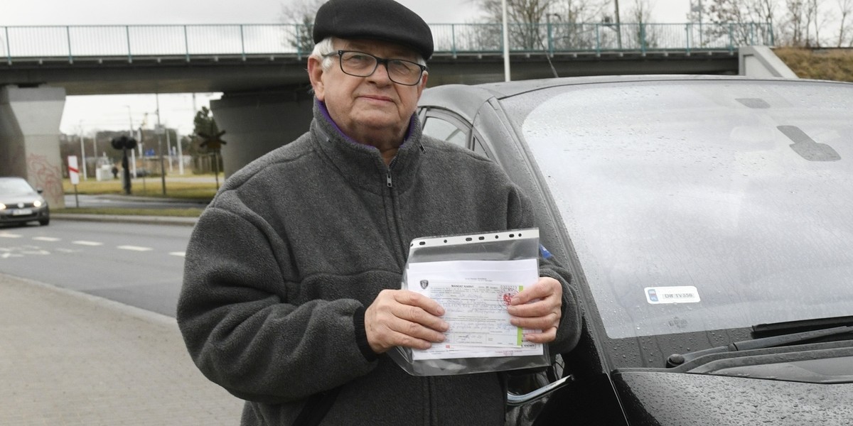 – Od wjazdu na cmentarz w kierunku wiaduktu nie ma żadnego znaku, mówiącego, że jeden z pasów to ścieżka rowerowa. Takie oznakowanie jest umieszczone jedynie w przeciwnym kierunku – podkreśla pan Jan.