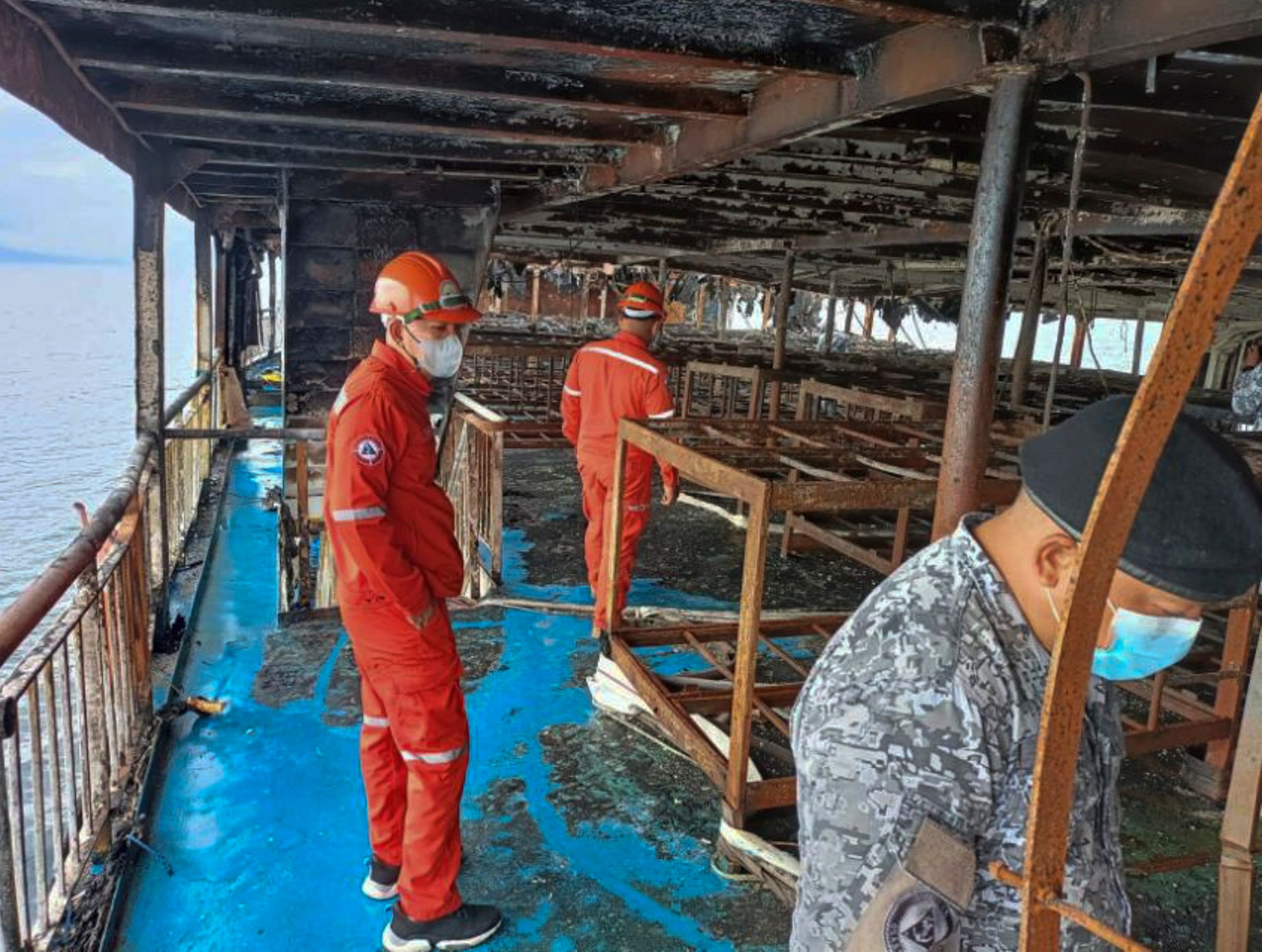 Pobrežná hliadka vo Filipínach zachránila viac než 80 cestujúcich z horiacej lode.