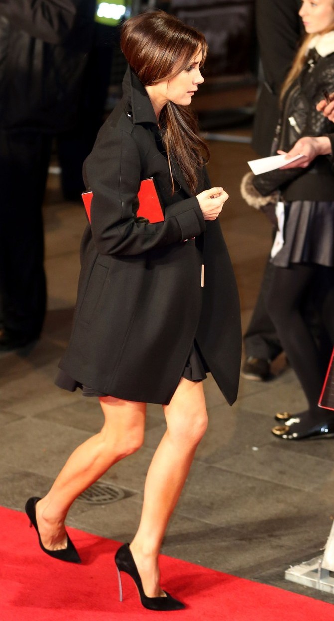 Nije lako hodati u ovim cipelama: Viktorija Bekam balansira na crvenom tepihu u obući modne kuće "Casadei", na svetskoj premijeri filma  "The Class of 92" 2013. u Londonu