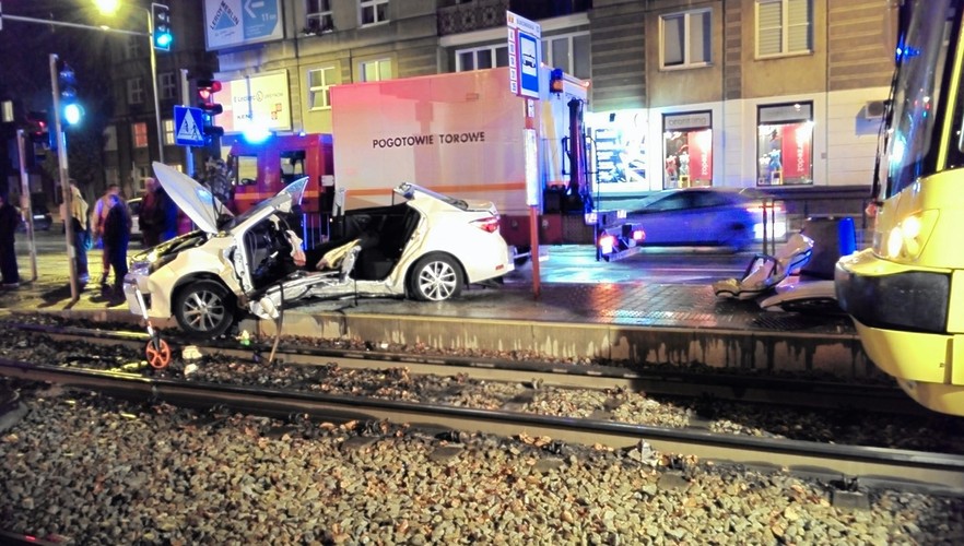 Poseł PiS Zbigniew Girzyński miał wypadek. Na zdjęciu rozbita toyota polityka