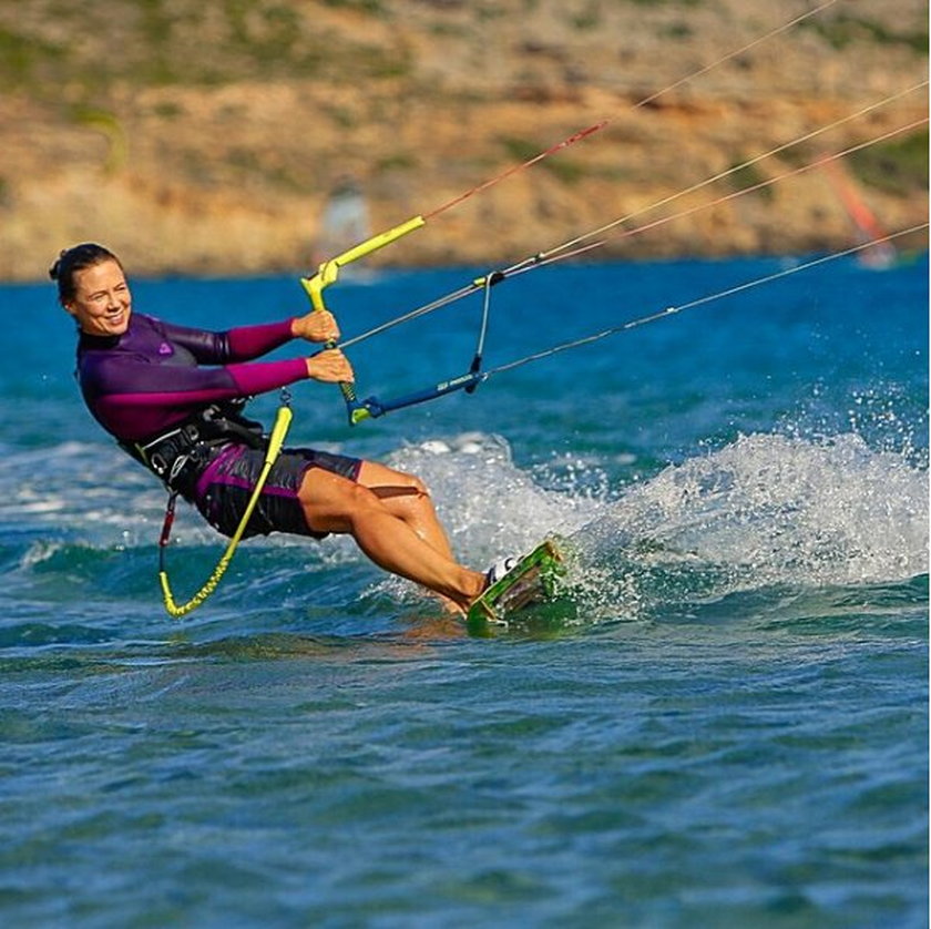 Kinga Rusin kite-surfing