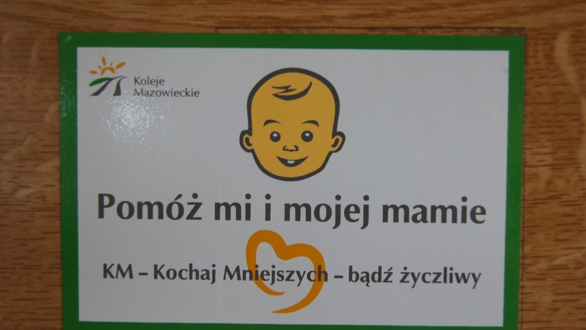 Ruszyła akcja w pociągach Kolei Mazowieckiej promująca wśród pasażerów pomoc osobom podróżującym z małymi dziećmi. W pociągach umieszczane są nalepki z hasłami: "Pomóż mi i mojej mamie" oraz "KM - Kochaj Mniejszych - bądź życzliwy", które zostały wybrane w konkursie przeprowadzonym w ramach kampanii "Pamiętaj o Mamach".