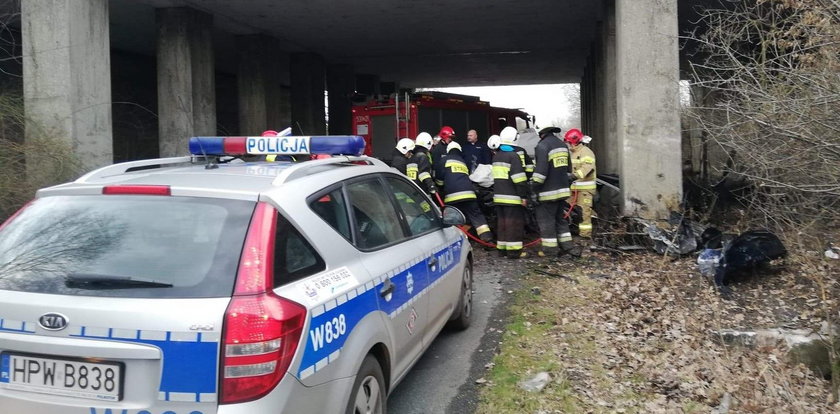 Samochód wbił się w filar wiaduktu