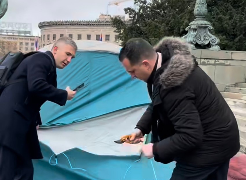 Poslanici opozicije seku šatore ispred zgrade Skupštine