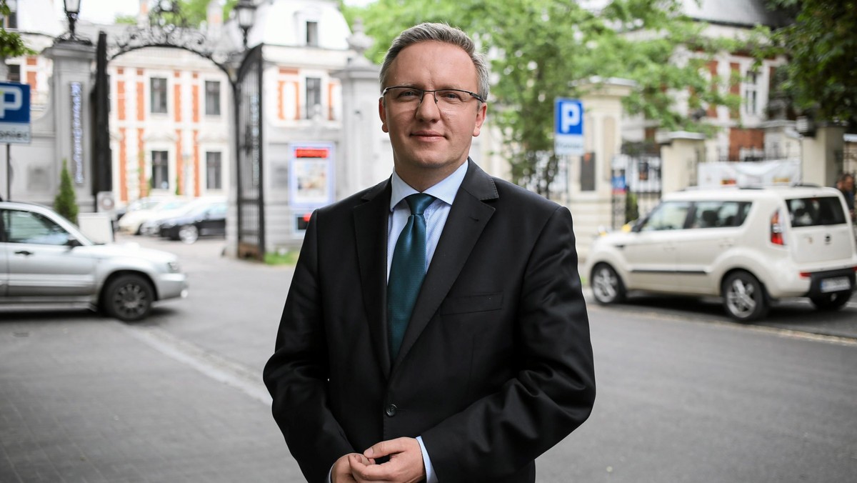 Prezydencki minister Krzysztof Szczerski powiedział, że prezydent Andrzej Duda ciągle oczekuje na spotkanie z minister spraw wewnętrznych Teresą Piotrowską. Jak podkreślił, rozmowa mogłaby się odbyć także w innym terminie, który zaproponuje szefowa MSW. - Nie uważamy za konieczne angażować w sprawę panią premier - podkreślił.