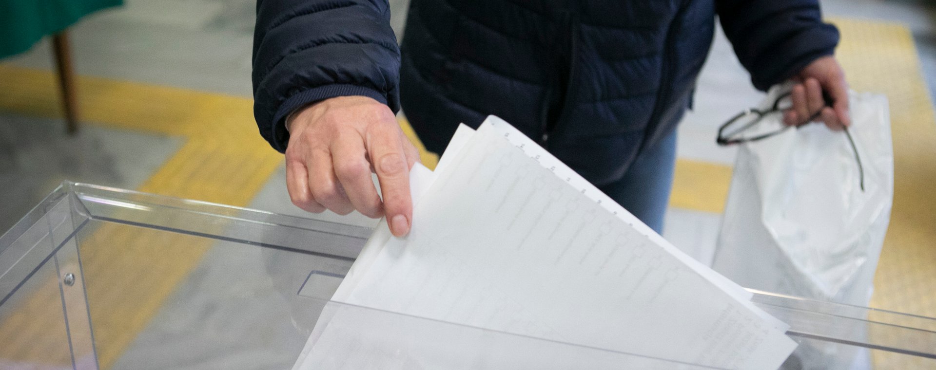 Karty do głosowania w referendum muszą trafić do urny, nawet te podarte.