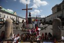 Krzyż pod Pałacem Prezydenckim, fot. PAP/Tomasz Gzell