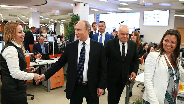 Władimir Putin z wizytą w redakcji telewizji RT, 2016 r. Po prawej redaktor naczelna RT Margarita Simonjan