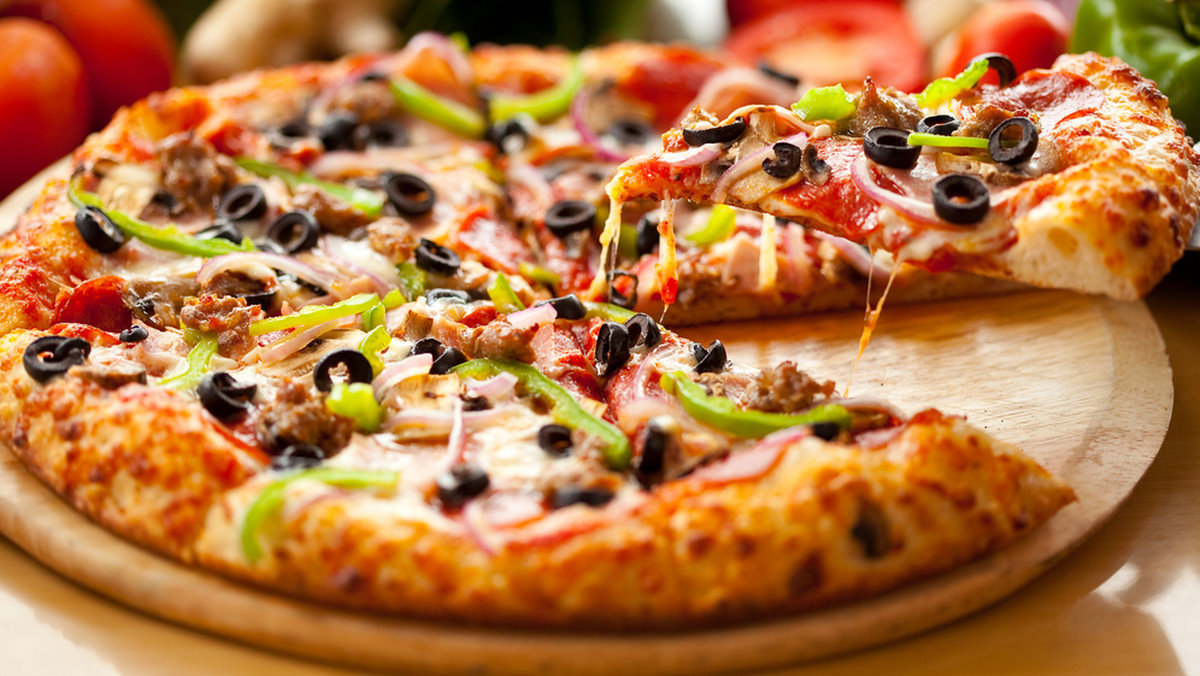 Sześć tysięcy piekarzy pizzy, czyli pizzaioli jest pilnie poszukiwanych we Włoszech. Ponieważ mimo kryzysu Włosi nie garną się do tej pracy to wykonują ją coraz częściej cudzoziemcy, Stanowią oni prawie 40 procent wszystkich piekarzy pizzy.