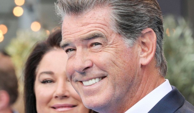 Pirs Brosnan sa suprugom