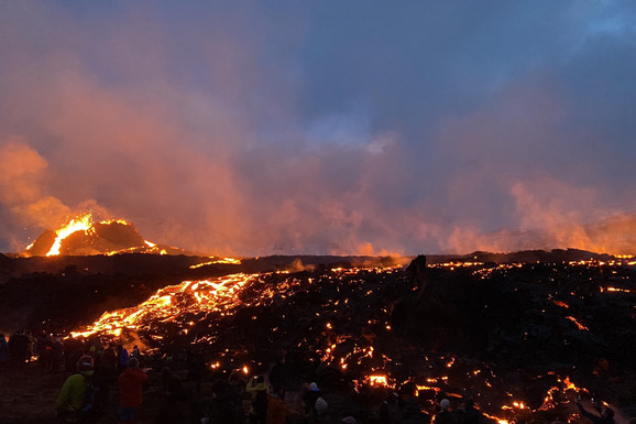 CRVENA LAVA TEČE, OBLACI PEPELA IZNAD KRATERA! Najviši stepen uzbune u Indoneziji: Vulkan eruptirao više od 3 puta za 24 sata, evakuisano 800 LJUDI (VIDEO)