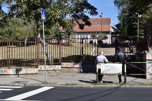 I roditelji deÅ¾uraju ispred Å¡kole