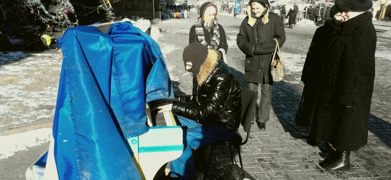 Barykady, patriotyczne kaski i łuski po nabojach. Zobacz Majdan od środka