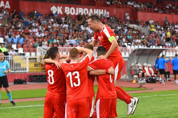 Mlada fudbalska reprezentacija Srbije slavi jedan od uspeha u Novom Sadu