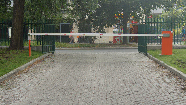 Szlaban, który chroni parking ZBK, fot. Autor