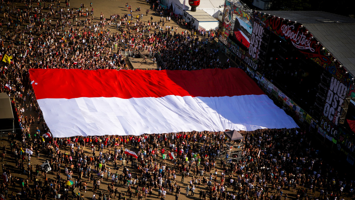 Uczestnicy Przystanku Woodstock upamiętnili walczących w Powstaniu Warszawskim. O godzinie 17.00 na terenie festiwalu rozwinięto ogromną flagę biało-czerwoną i zapanowała minuta ciszy - wybiła Godzina "W".