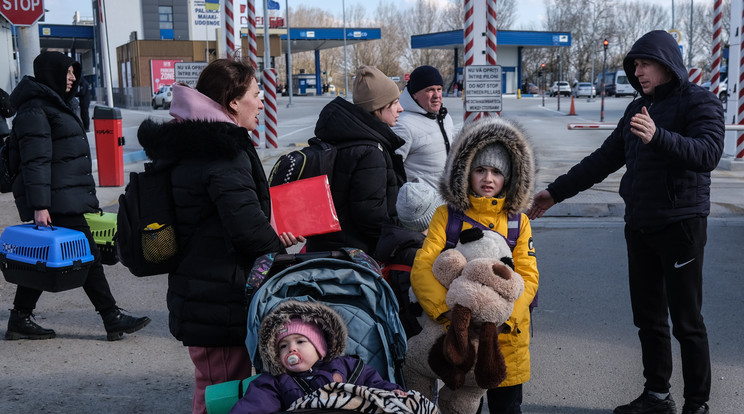 Ukrajnából elmenekült emberek érkeznek a moldovai-ukrán határon lévő moldovai Palancába 2022. március 17-én. Vlagyimir Putyin orosz elnök február 24-én rendelte el katonai művelet végrehajtását Ukrajnában / Fotó: MTI/EPA/Sedat Suna