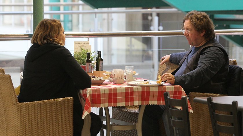 Para zjadła razem lunch podczas zakupów w jednym z centrów handlowych