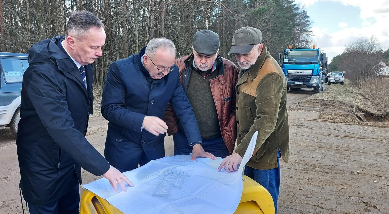 Prezes Henryk Boguszewski (drugi od prawej) nad planami strzelnicy w Borysowszczyźnie.