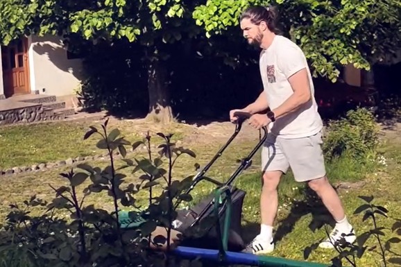 KOSI TRAVU I SLUŠA CECINU PESMU: "IDI DOK SI MLAD" Za našim poznatim glumcem devojke lude, a žena ga sad ponosno snima dok čekaju TREĆE DETE