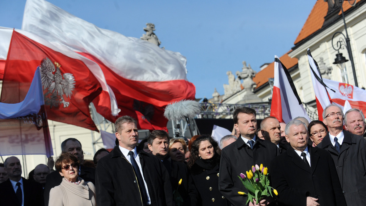 Z okazji drugiej rocznicy katastrofy smoleńskiej w Krakowie składano we wtorek wieńce na grobach ofiar, odprawiano msze święte w ich intencji oraz organizowano spotkania.