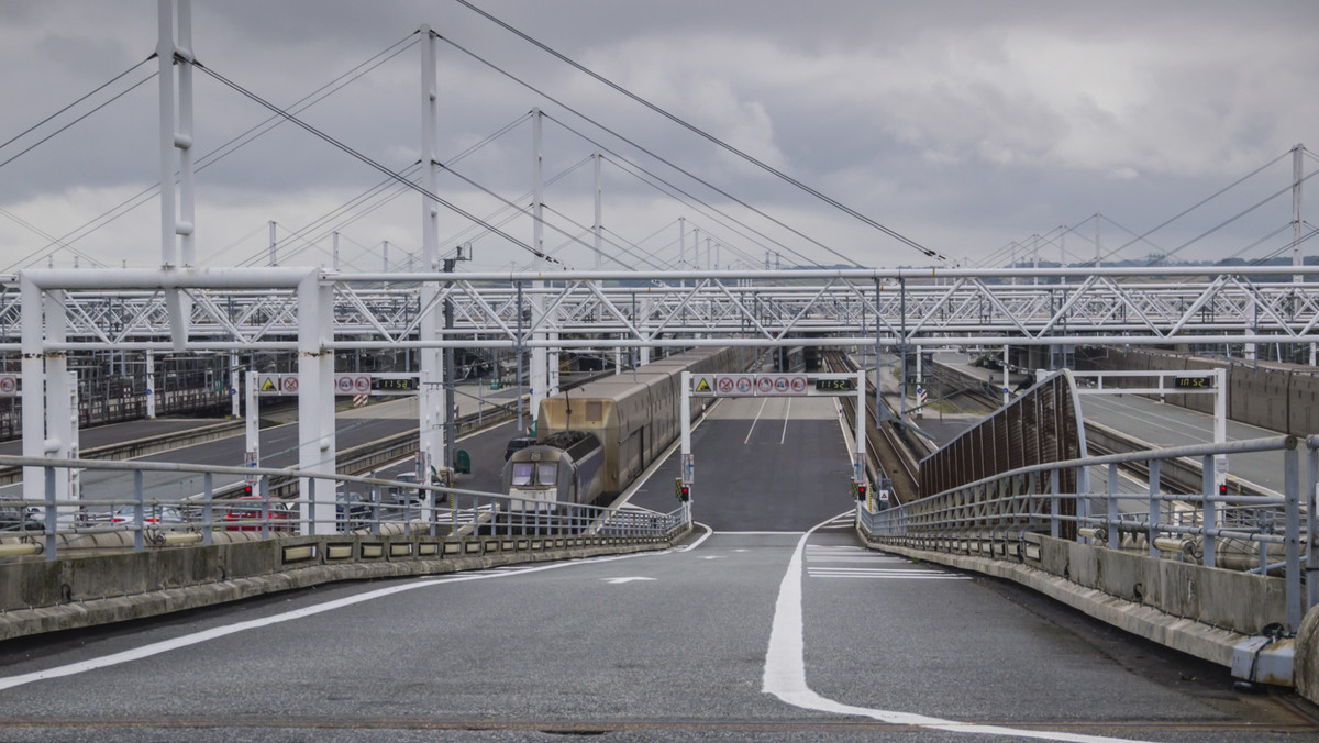 W obliczu rosnącej fali nielegalnych imigrantów władze Francji i Wielkiej Brytanii ogłosiły wzmocnienie policyjnych sił chroniących tunel pod kanałem La Manche. Paryż i Londyn rozpoczęły także operację wymierzoną w przemytników ludzi.