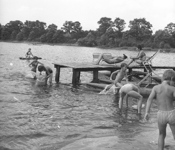 1982 - Rekreacja nad Jeziorem Sielpia.