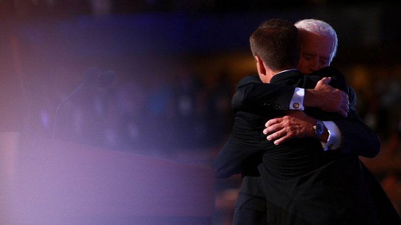 Joe Biden w ramionach syna