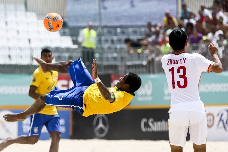 Na plaży, na plaży fajnie jest! Podczas 'Beach Soccer Mundialito' gra się bardzo efektownie