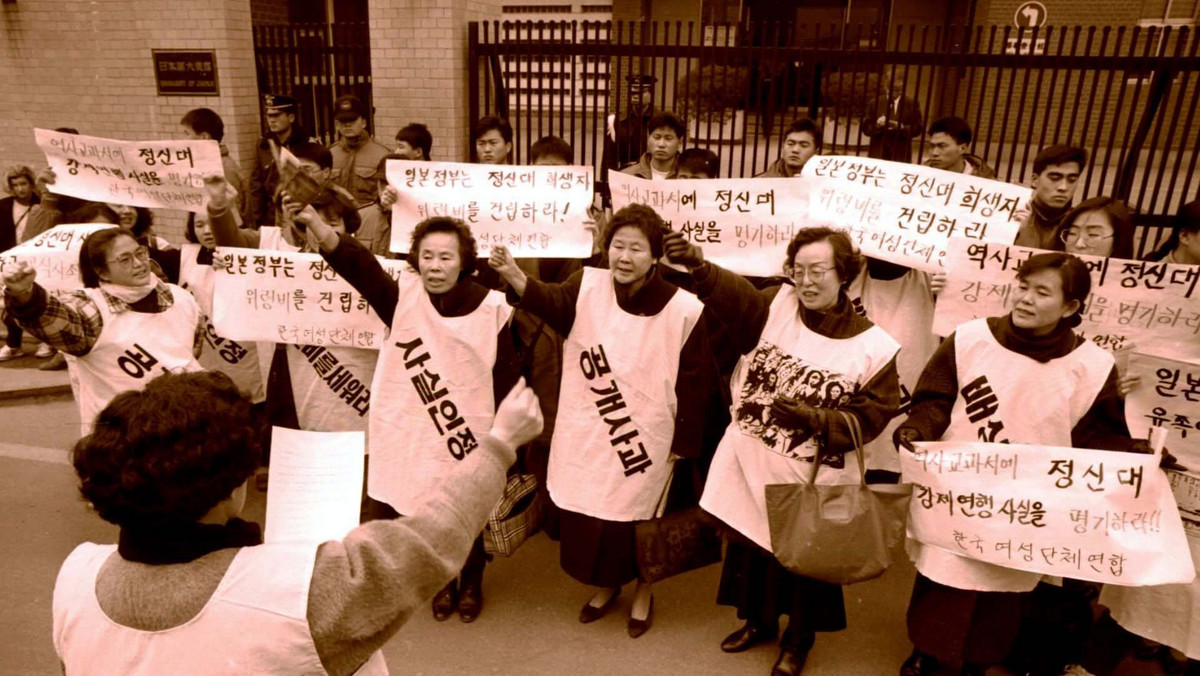 Władze Korei Południowej i Japonii porozumiały się w sprawie rozwiązania historycznego sporu o tzw. kobiety do towarzystwa, czyli kobiety z krajów pod japońską okupacją, zmuszane do prostytucji w czasie II wojny światowej.