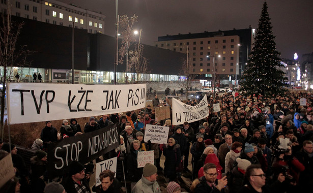 Protest przed siedzibą "Wiadomości" w Warszawie. "Gdyby nie działalność TVP, to Paweł Adamowicz po prostu by żył". ODPOWIEDŹ STACJI