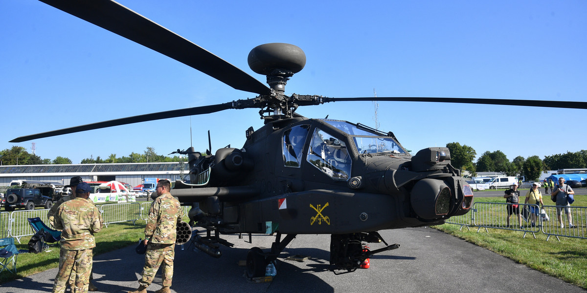 Międzynarodowy Pokazy Lotnicze Air Show Radom 2023 na terenie lotniska w Radomiu, 26 sierpnia. Na zdjęciu: śmigłowiec AH-64 Apache