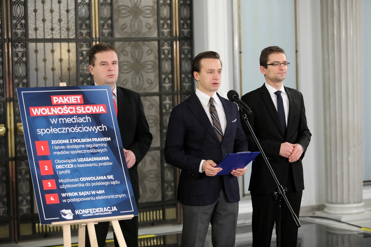 Poseł Konfederacji Krzysztof Bosak (C) oraz były poseł Jacek Wilk (L) i skarbnik Konfederacji Michał Wawer (P)