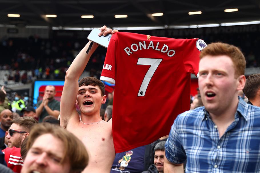 W sierpniu Cristiano Ronaldo powrócił do Manchesteru United. Portugalczyk po 12 latach ponownie strzela bramki dla popularnych Czerwonych Diabłów, a nowy kontrakt z klubem oraz umowy reklamowe zapewniły mu tytuł najlepiej opłacanego piłkarza na świecie