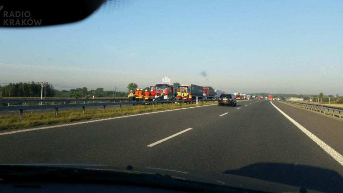 Wypadek na autostradzie A4 za Brzeskiem. Zderzyły się trzy auta osobowe. Jedna osoba została ranna - informuje Radio Kraków.