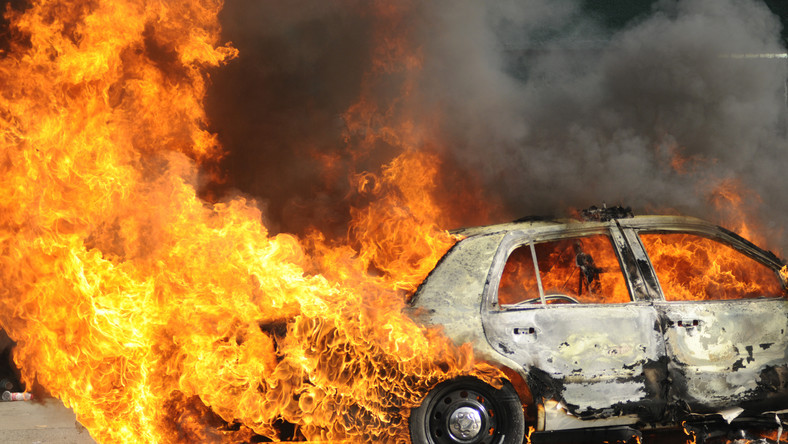zamach terroryzm samochód płonie bomba ogień