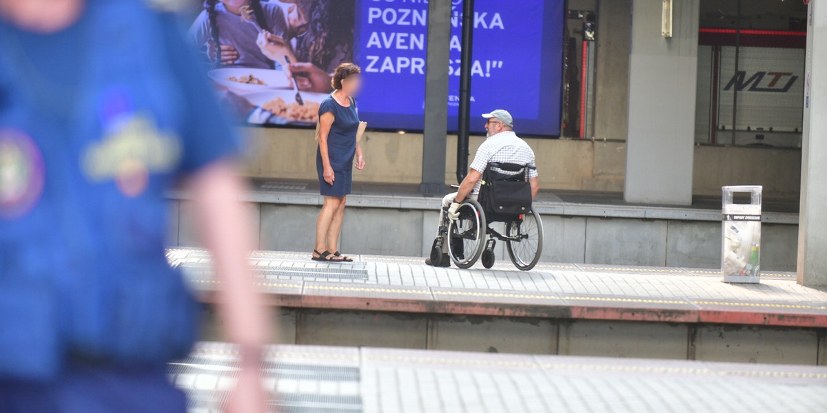 Mężczyzna na wózku inwalidzkim utknął na peronie podczas ewakuacji dworca w Poznaniu.