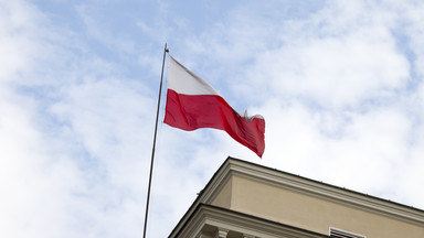 Pięć miesięcy prac społecznych za zerwanie flagi Polski
