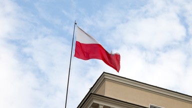 Pięć miesięcy prac społecznych za zerwanie flagi Polski