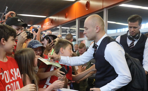 Polscy piłkarze wrócili do domu. Na lotnisku powitali ich kibice. Entuzjazmu nie było