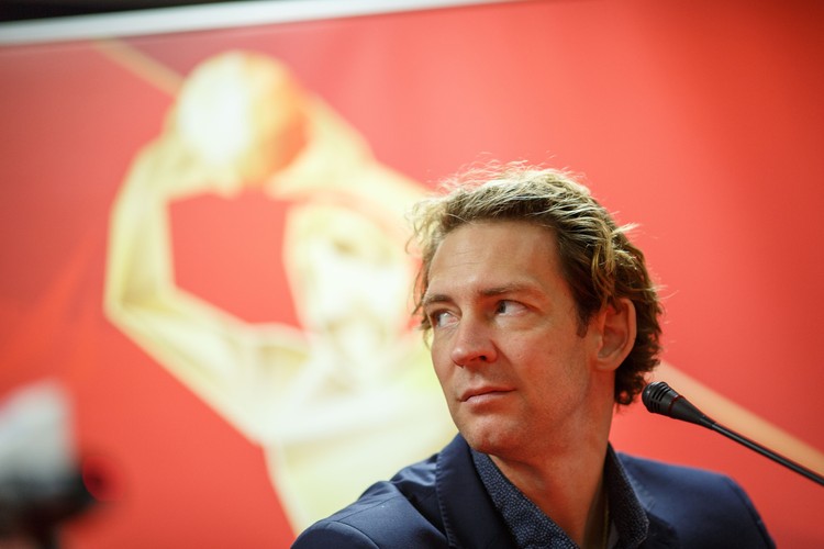 <strong>Miejsce 49. Stephane Antiga, trener siatkarskiej reprezentacji Polski</strong> 
<br /><br /> 

Powołanie Francuza na krzesełko selekcjonera było strzałem w dziesiątkę. Kadra w wielkim stylu sięgnęła po złoto ma mistrzostwach świata, a nowoczesne hale i strefy kibica wypełniały się po brzegi. Zyski liczyli właściciele pubów i restauracji z telewizorami. Gdy grała Polska, zamierały ulice, a lokale pękały w szwach. Ogromne zainteresowanie przełożyło się na rekordy oglądalności. Finałowe starcie z Brazylią w otwartym paśmie Polsatu obejrzało ponad 17 mln widzów. Mecz otwarcia z Serbią – 5 mln. Następstwem sukcesu Antigi jest organizacja mistrzostw Europy w 2017 r., które znów będą okazją do promocji miast i do wielkich zysków. Siatkarski turniej wywarł takie wrażenie na rywalach, że żaden kraj nie miał odwagi konkurować z Polską o organizację tej imprezy. df<br /><br />