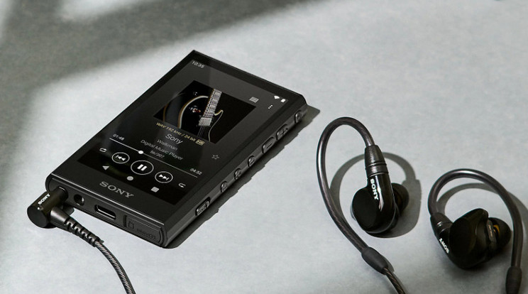 A Sony Walkman NW-A306 a nosztalgiahullámot meglovagolva próbálja visszaadni a zenehallgatás felhőtlen örömét és a kulturális önazonosság megtalálásának lehetőségét. Mindeközben a Sony egy meglehetősen fejlett technológiát pakolt az ikonikus, már-már köznévvé érett Walkman brand mögé. / Fotó: Sony