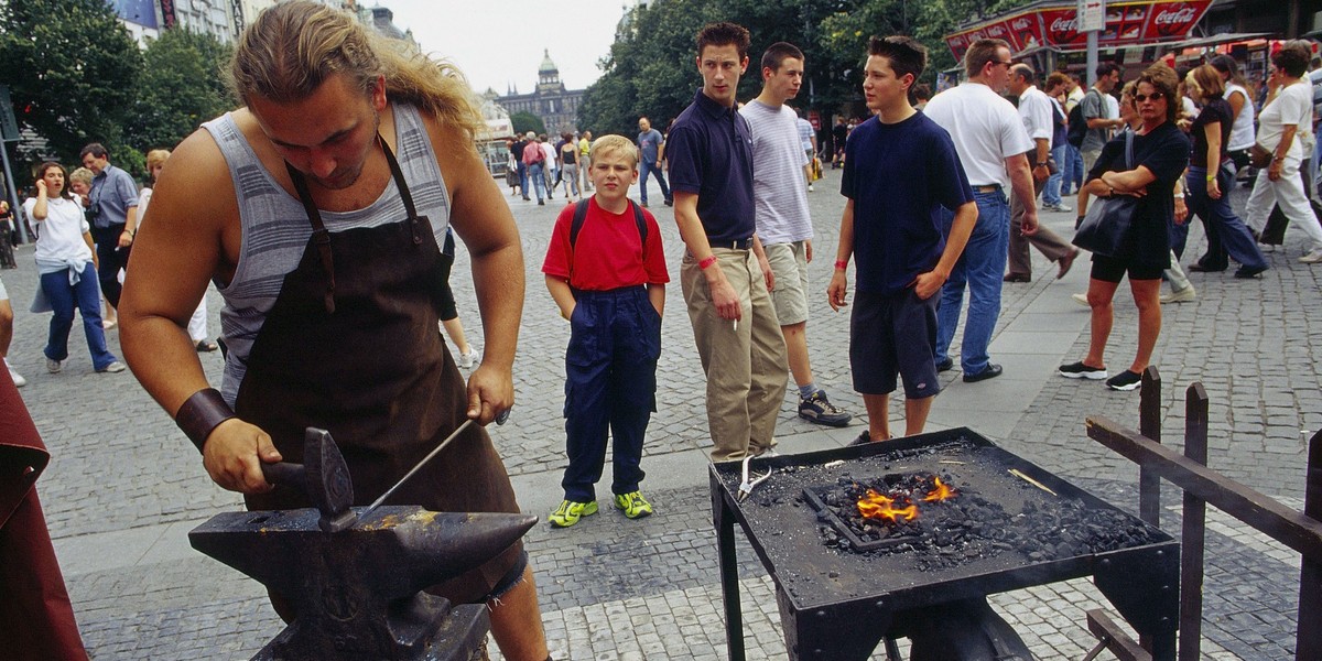 Czechy, Praga. Na zdjęciu kowal artystyczny